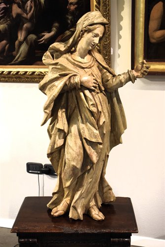 « La Vierge » Sculpture en bois laqué imitant le marbre.